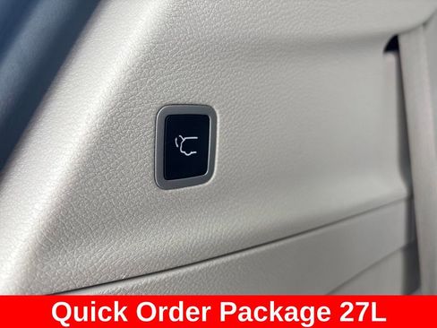Used 2023 Chrysler Pacifica Touring-L FWD image 11