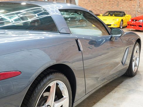 Used 2011 Chevrolet Corvette Coupe w/ Preferred Equipment Group RWD image 17