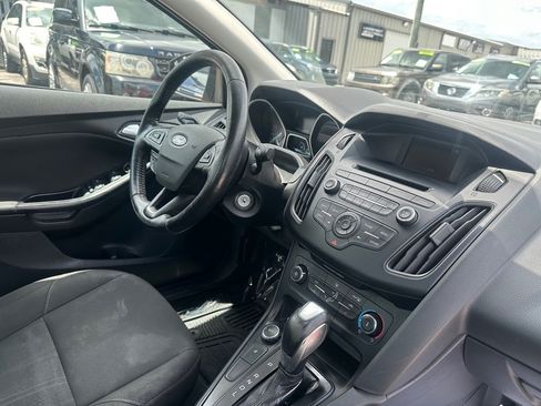 Used 2016 Ford Focus SE w/ SE Cold Weather Package FWD image 8