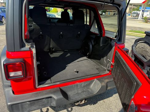 Used 2018 Jeep Wrangler Unlimited Sport S AWD/4WD image 9