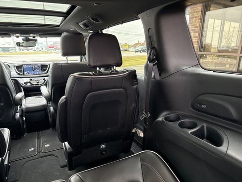 Used 2025 Chrysler Pacifica Limited image 30