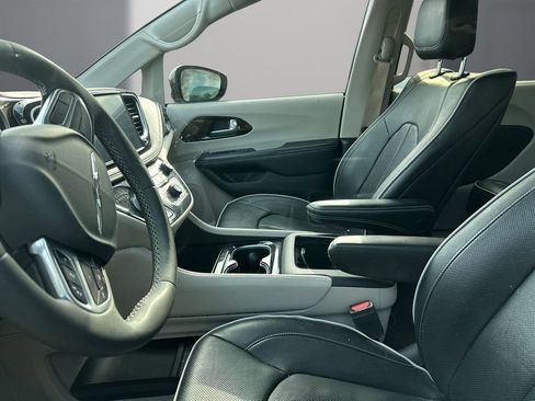 Used 2023 Chrysler Pacifica Limited w/ Uconnect Theater Family Group FWD image 12