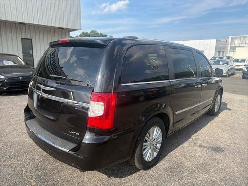Used 2014 Chrysler Town & Country Limited w/ Luxury Group FWD image 8