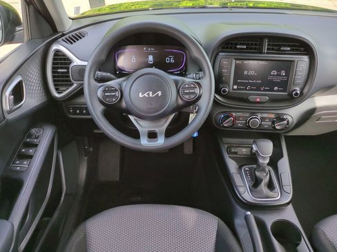 Used 2025 Kia Soul LX w/ LX Technology Package FWD image 16