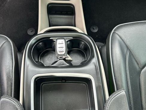 Used 2019 Chrysler Pacifica Limited w/ Tire & Wheel Group FWD image 20