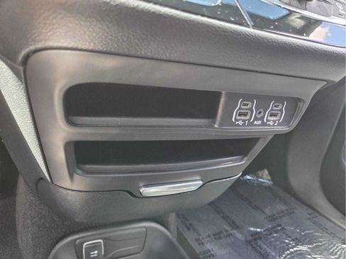 Used 2025 Chrysler Pacifica Select FWD image 33