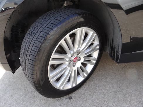 Used 2017 Jaguar F-PACE Premium image 33