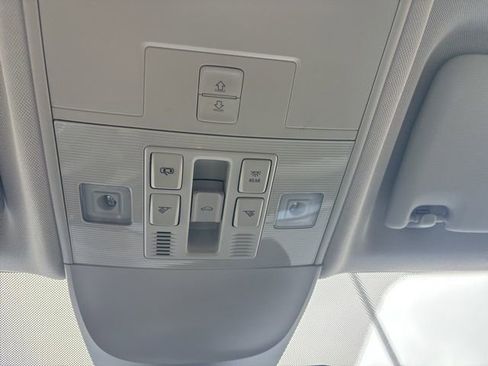 Used 2023 Volkswagen Taos SE w/ Panoramic Sunroof Package image 36