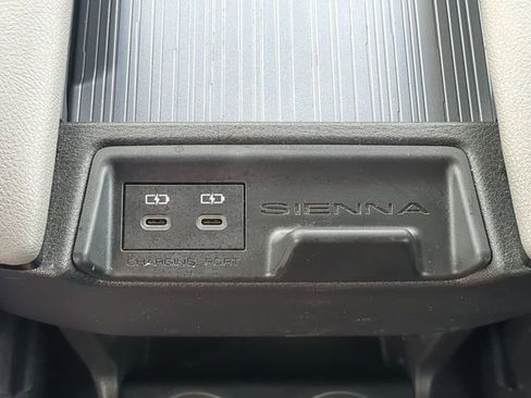 Used 2025 Toyota Sienna LE FWD image 17