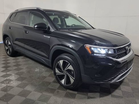 Used 2023 Volkswagen Taos SE w/ Panoramic Sunroof Package AWD/4WD image 2
