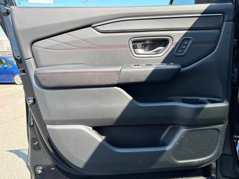 Used 2026 Honda Pilot Black Edition image 9