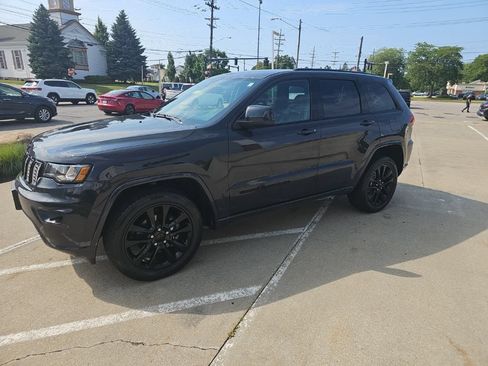 Used 2018 Jeep Grand Cherokee Altitude AWD/4WD image 8
