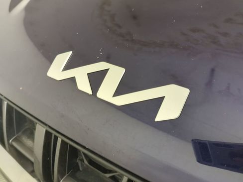 Used 2024 Kia Carnival LX image 13