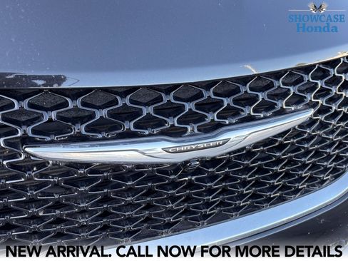 Used 2023 Chrysler Pacifica Touring-L FWD image 9