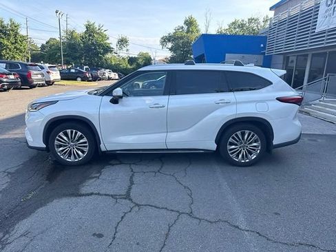 Used 2024 Toyota Highlander Platinum AWD/4WD image 4
