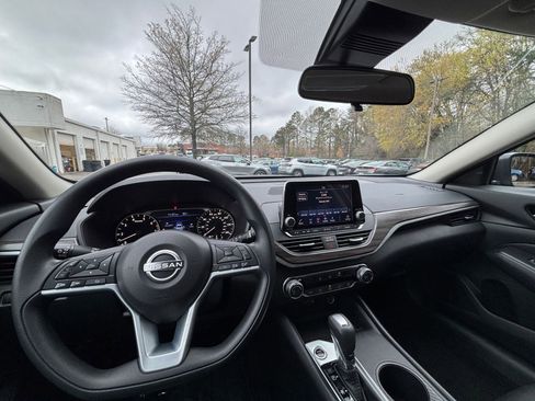 Used 2025 Nissan Altima 2.5 SV FWD image 34
