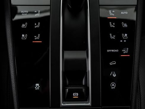 Certified 2026 Porsche Macan AWD/4WD image 23
