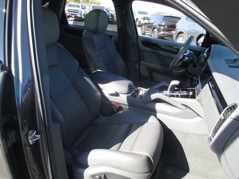 Used 2023 Porsche Cayenne image 19