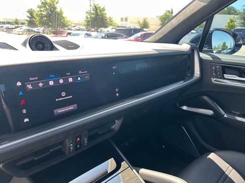 Used 2025 Porsche Cayenne Turbo AWD/4WD image 22