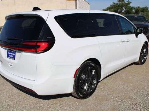 New 2026 Chrysler Pacifica Select image 4