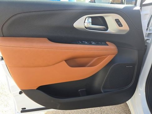 New 2026 Chrysler Pacifica Pinnacle w/ Trailer Tow Group image 18