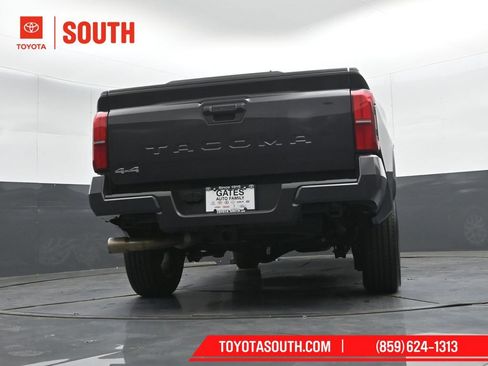 Used 2025 Toyota Tacoma SR5 AWD/4WD image 33