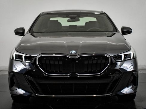New 2026 BMW 550e xDrive image 2