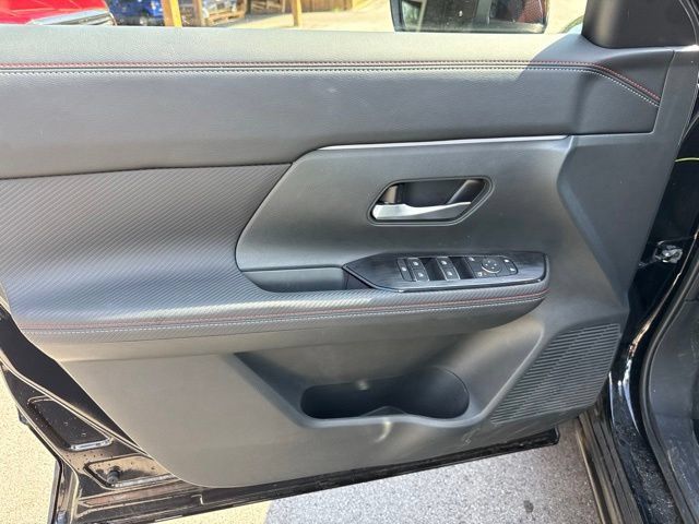 Used 2025 Nissan Kicks SR AWD/4WD image 19