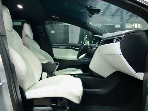 Used 2017 Tesla Model X 90D image 30