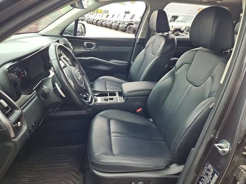 Used 2023 Kia Sorento EX w/ Panoramic Sunroof Package AWD/4WD image 12