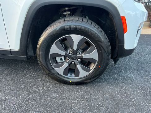 Used 2022 Jeep Grand Cherokee Limited 4xe image 11