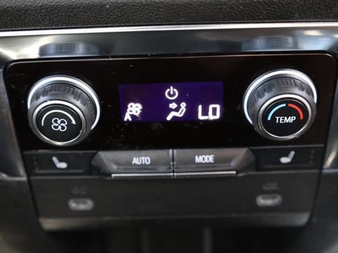 Used 2022 Chevrolet Suburban Z71 w/ Luxury Package image 23