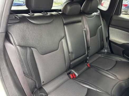 Used 2025 Jeep Compass Latitude image 24