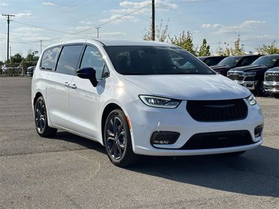 New 2026 Chrysler Pacifica Select