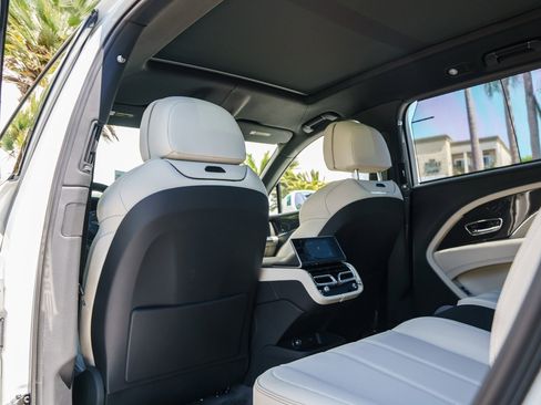 Used 2025 Bentley Bentayga Extended Wheelbase image 12