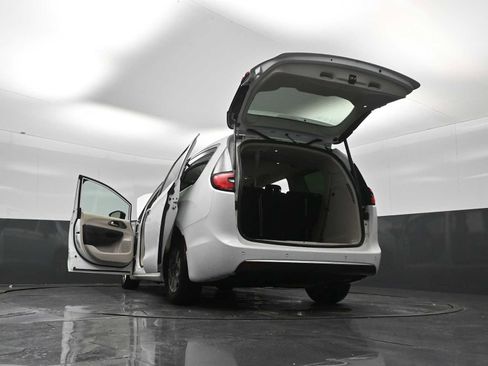 Used 2024 Chrysler Pacifica Touring-L FWD image 60