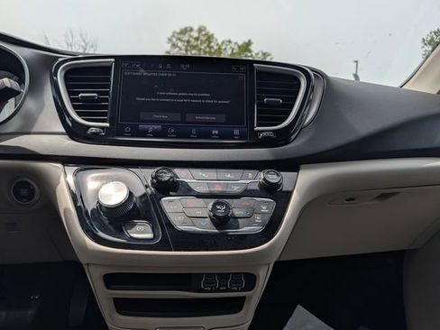 Used 2023 Chrysler Pacifica Touring-L FWD image 18