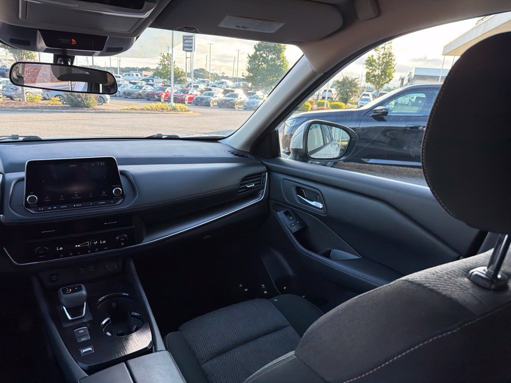 Used 2025 Nissan Rogue SV FWD image 29