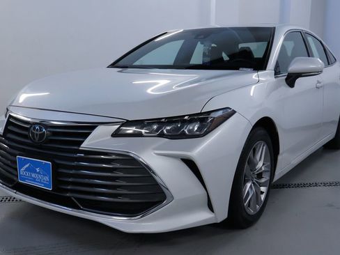 Used 2021 Toyota Avalon XLE image 3
