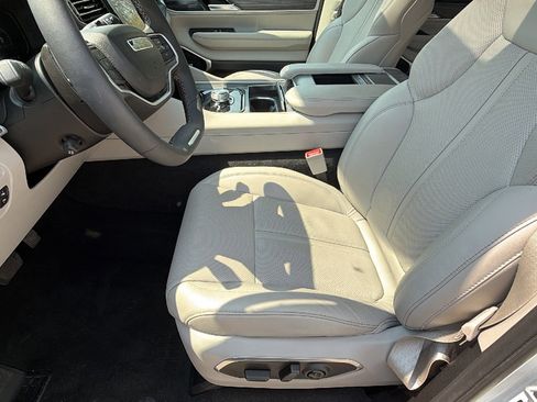 Used 2024 Jeep Wagoneer L Series III w/ Premium Group I image 16