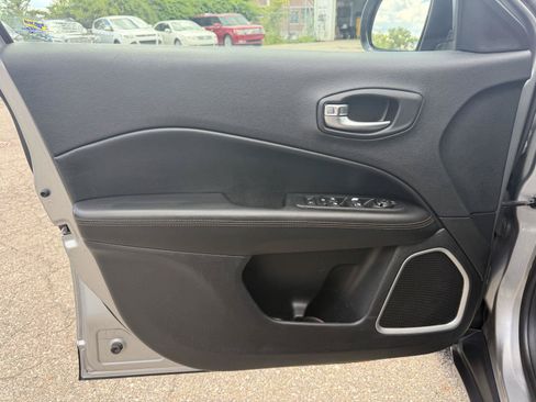 Used 2019 Jeep Compass Limited AWD/4WD image 10