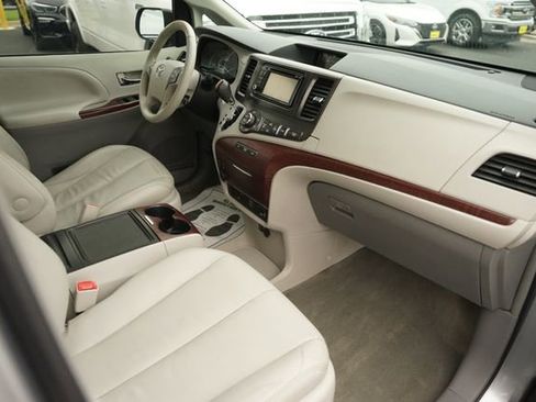 Used 2013 Toyota Sienna XLE w/ Entertainment Pkg FWD image 19