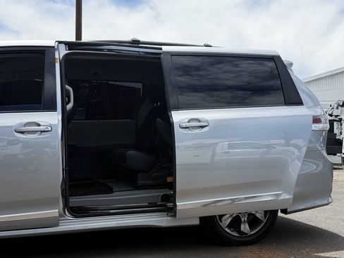 Used 2012 Toyota Sienna SE FWD image 10