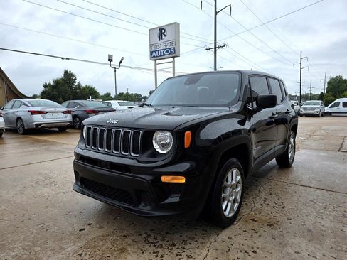 Used 2023 Jeep Renegade Latitude image 3
