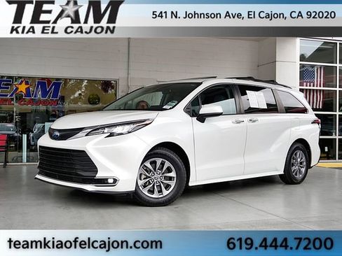 Used 2022 Toyota Sienna XLE w/ XLE Plus Package FWD image 2