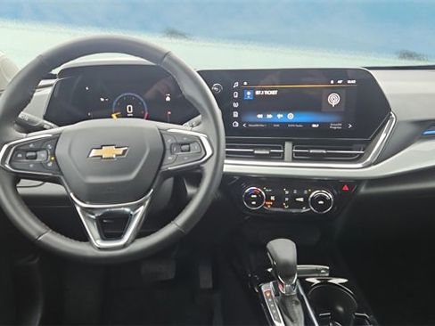 Used 2025 Chevrolet Trax LT w/ LT Convenience Package image 9