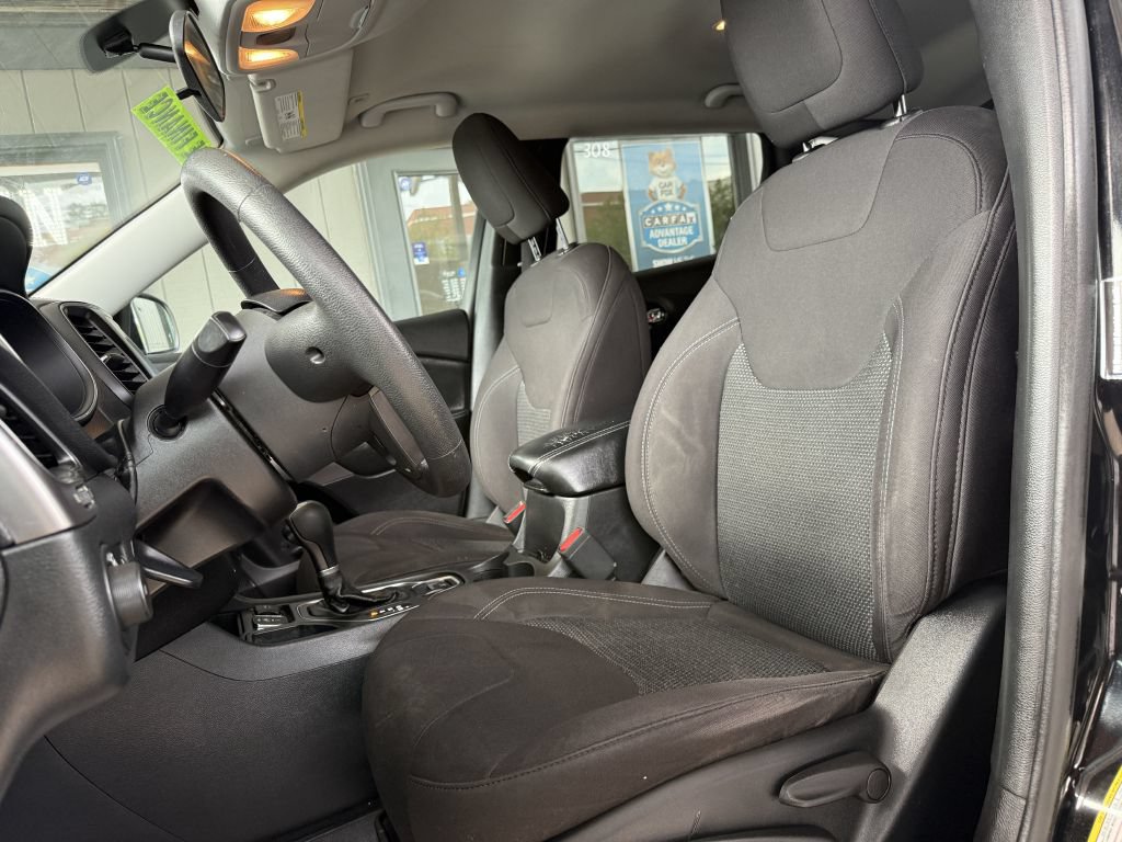 Used 2019 Jeep Cherokee Latitude w/ Popular Appearance Group FWD image 9