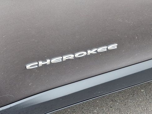 Certified 2021 Jeep Cherokee Latitude Plus w/ Sun & Sound Group image 31