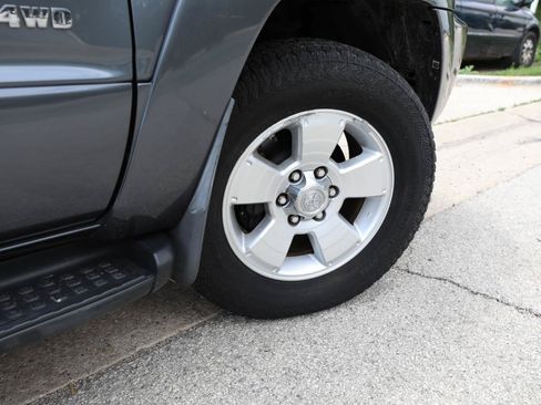 Used 2005 Toyota 4Runner SR5 AWD/4WD image 9