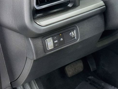 Used 2025 Chevrolet Traverse LT w/ LPO, Floor Liner Package FWD image 11